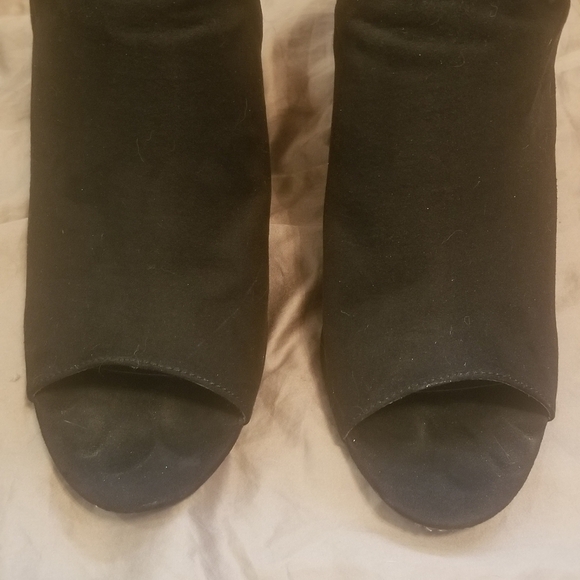 Madden Girl Black Open Toe Booties. Size 9.5. Approx 4" Block Heel. Zip Up Back. - Picture 6 of 10